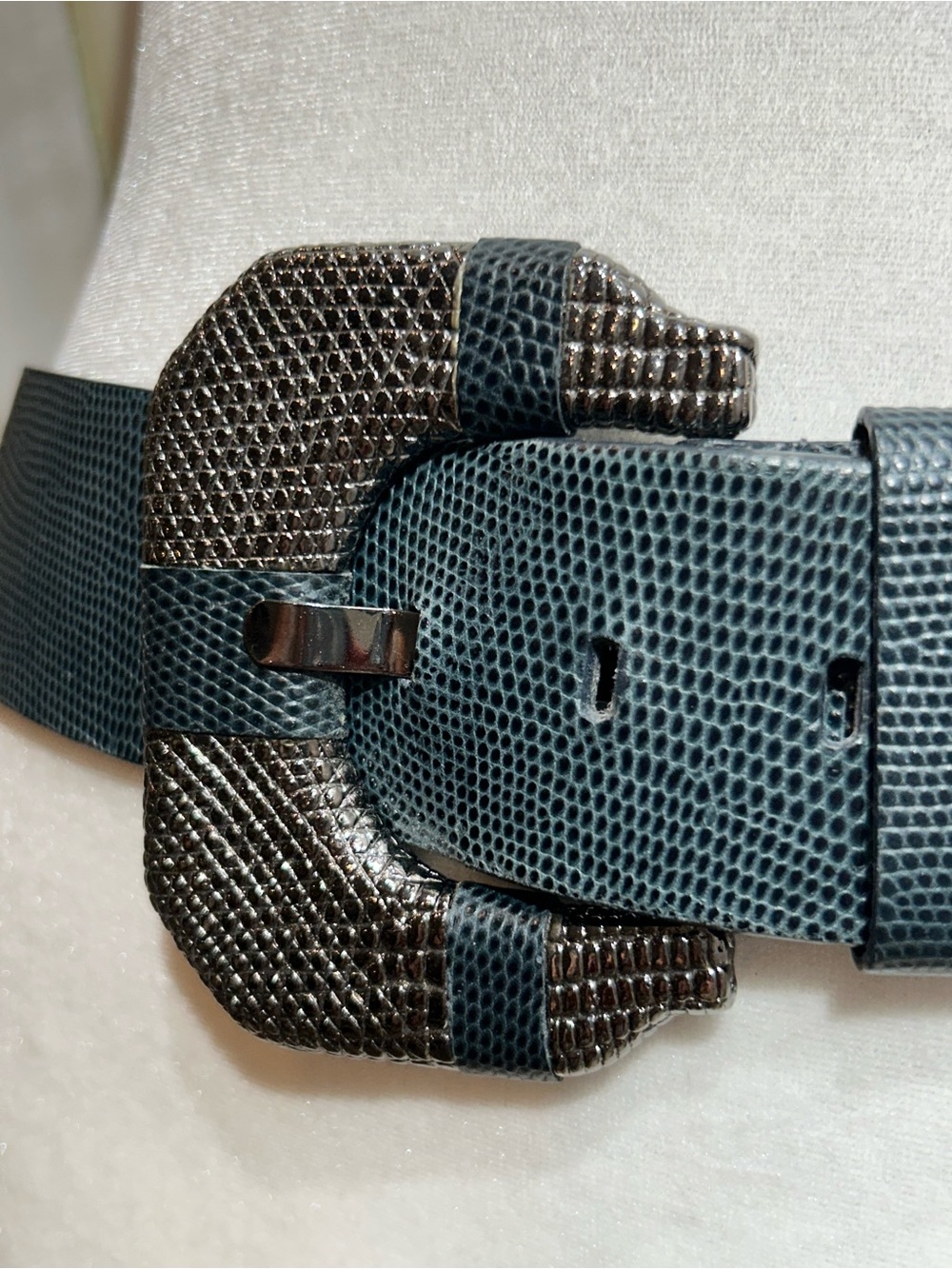 Carlisle Navy & Gunmetal Italian Leather Belt with Statement Buckle Sz M - Picture 2 of 6